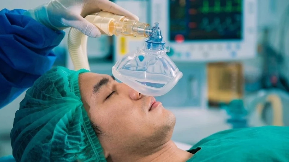 專業麻醉團隊於手術室進行全程生理監控